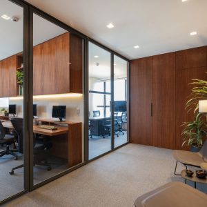 macroarq_arquitetura_interiores_corporativo_projeto_escritorio_advocacia_hall_entrada_piso_elevado_carpete_madeira_cumaru_divisoria_serralheria_vidro_funcional_clean